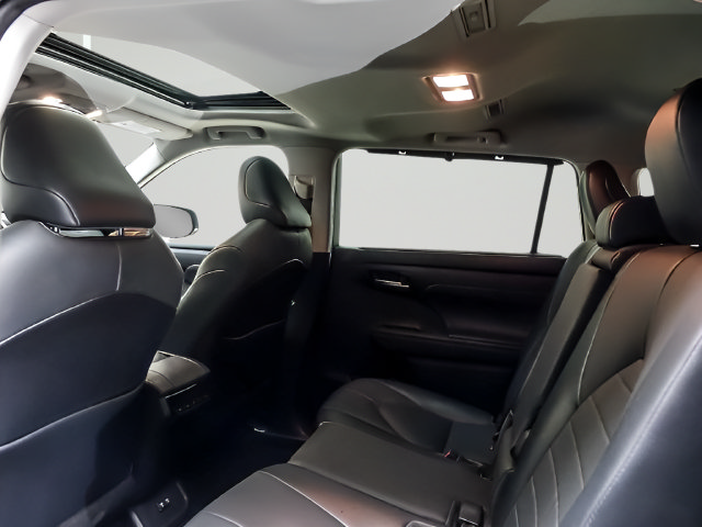Used 2021 Toyota Highlander XLE AWD/4WD image 12