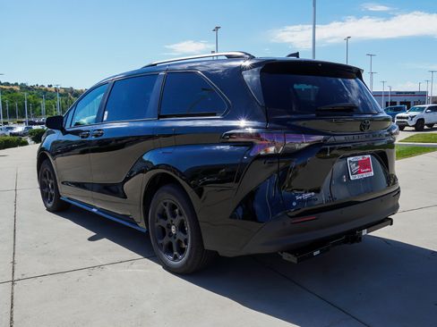 New 2026 Toyota Sienna XLE Woodland Edition AWD/4WD image 6