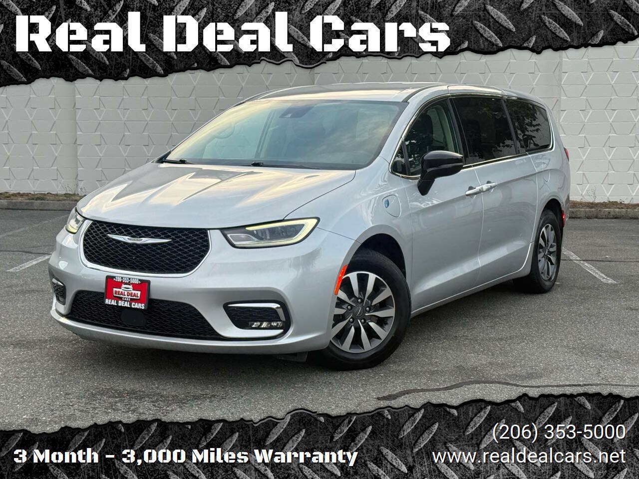 Used 2024 Chrysler Pacifica Limited FWD image 1
