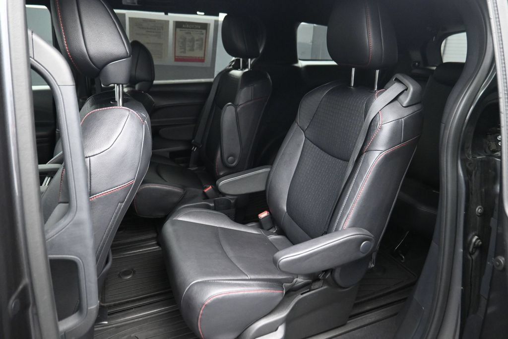 Used 2025 Toyota Sienna XSE w/ XSE Plus Package FWD image 11