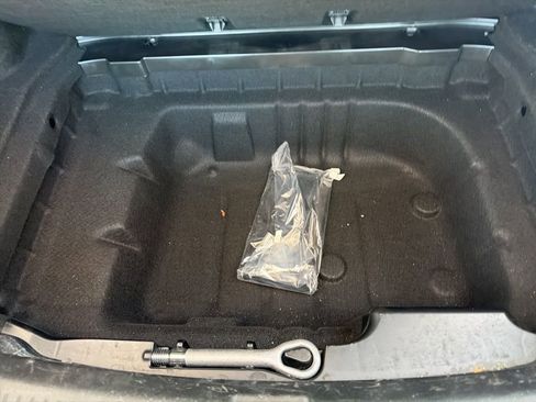 Used 2017 Mercedes-Benz E 300 4MATIC image 8