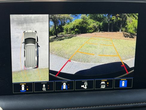 Used 2024 GMC Yukon XL AT4 w/ Technology Package image 9