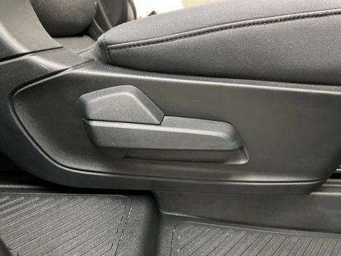 Used 2025 Ford Explorer Active AWD/4WD image 24