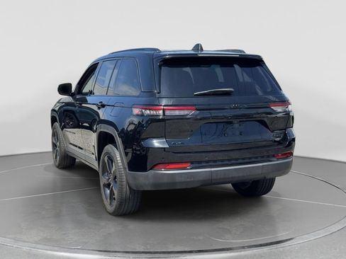 Used 2023 Jeep Grand Cherokee Limited w/ Black Appearance Package AWD/4WD image 6