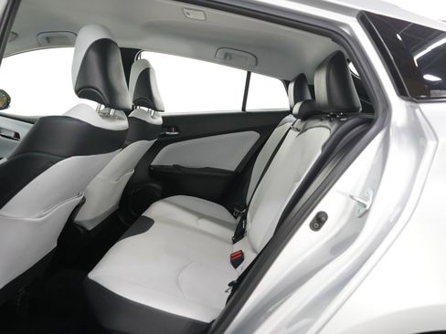 Used 2020 Toyota Prius XLE w/ Advanced Technology Package image 16