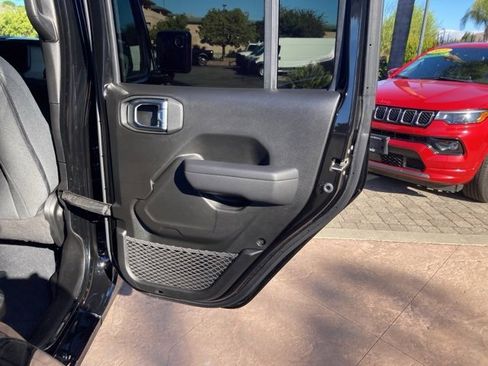 Used 2024 Jeep Wrangler Unlimited image 16