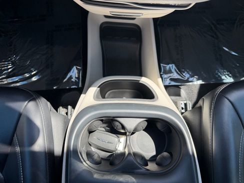 Used 2023 Chrysler Pacifica Touring-L FWD image 12