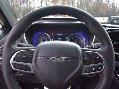 Used 2025 Chrysler Pacifica Select FWD image 35