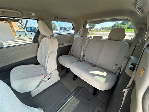 Used 2012 Toyota Sienna LE w/ Towing Pkg AWD/4WD image 24