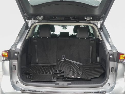 Used 2025 Toyota Highlander XLE AWD/4WD image 17