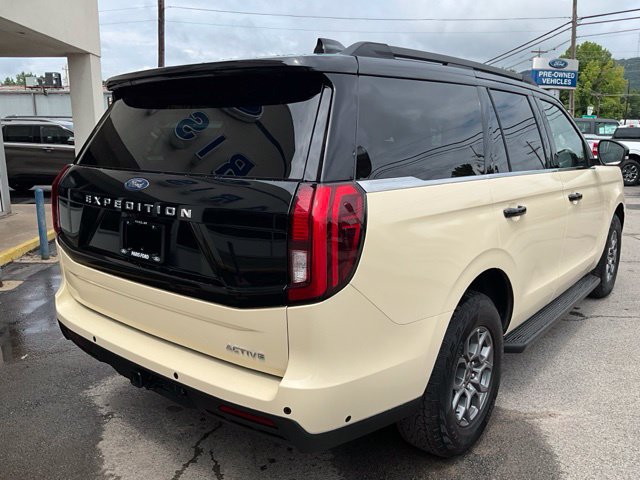 Used 2025 Ford Expedition Active AWD/4WD image 4