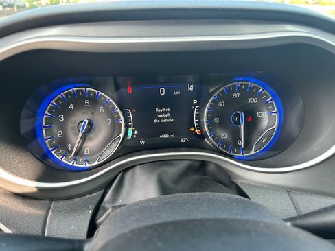 Used 2025 Chrysler Pacifica Select FWD image 10
