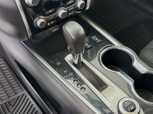 Used 2018 Nissan Pathfinder SV w/ SV Tech Package image 17