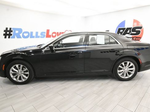 Used 2018 Chrysler 300 Touring L AWD/4WD image 2