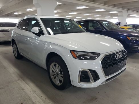 Used 2023 Audi Q5 2.0T Premium w/ Convenience Package AWD/4WD image 2