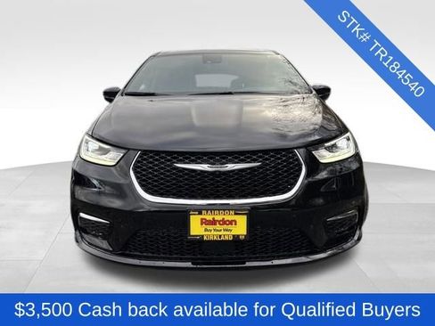 New 2026 Chrysler Pacifica Select image 2