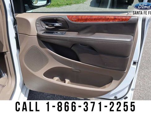 Used 2016 Chrysler Town & Country Touring FWD image 21