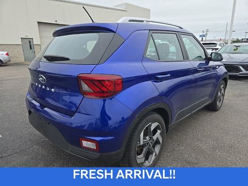 Used 2023 Hyundai Venue Limited FWD image 4