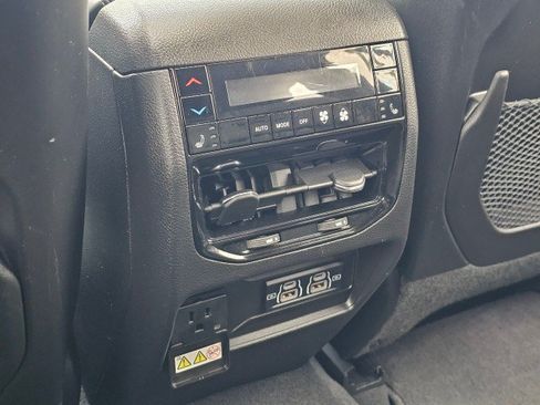 Used 2023 Jeep Grand Cherokee Overland w/ Luxury Tech Group IV AWD/4WD image 23