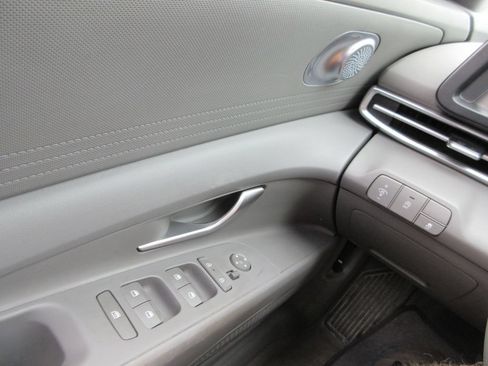 Used 2025 Hyundai Elantra SE FWD image 22