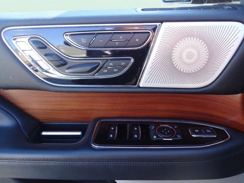 Used 2019 Lincoln Navigator Reserve image 28