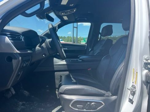 Used 2024 Jeep Wagoneer L Series II w/ Flexible Seating Group AWD/4WD image 7