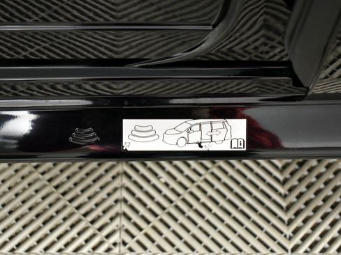 Certified 2025 Toyota Sienna Platinum image 17