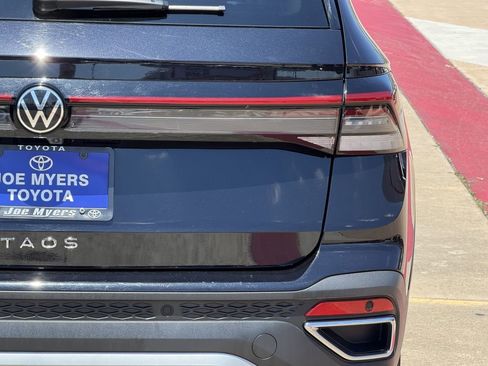 Used 2025 Volkswagen Taos SE FWD image 9