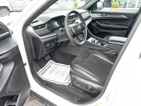 Used 2025 Jeep Grand Cherokee Altitude AWD/4WD image 14