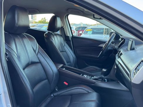 Used 2018 MAZDA MAZDA3 Touring FWD image 17