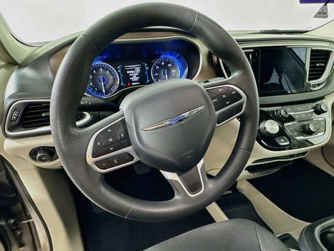 Used 2017 Chrysler Pacifica Touring Plus w/ Tire & Wheel Group FWD image 11