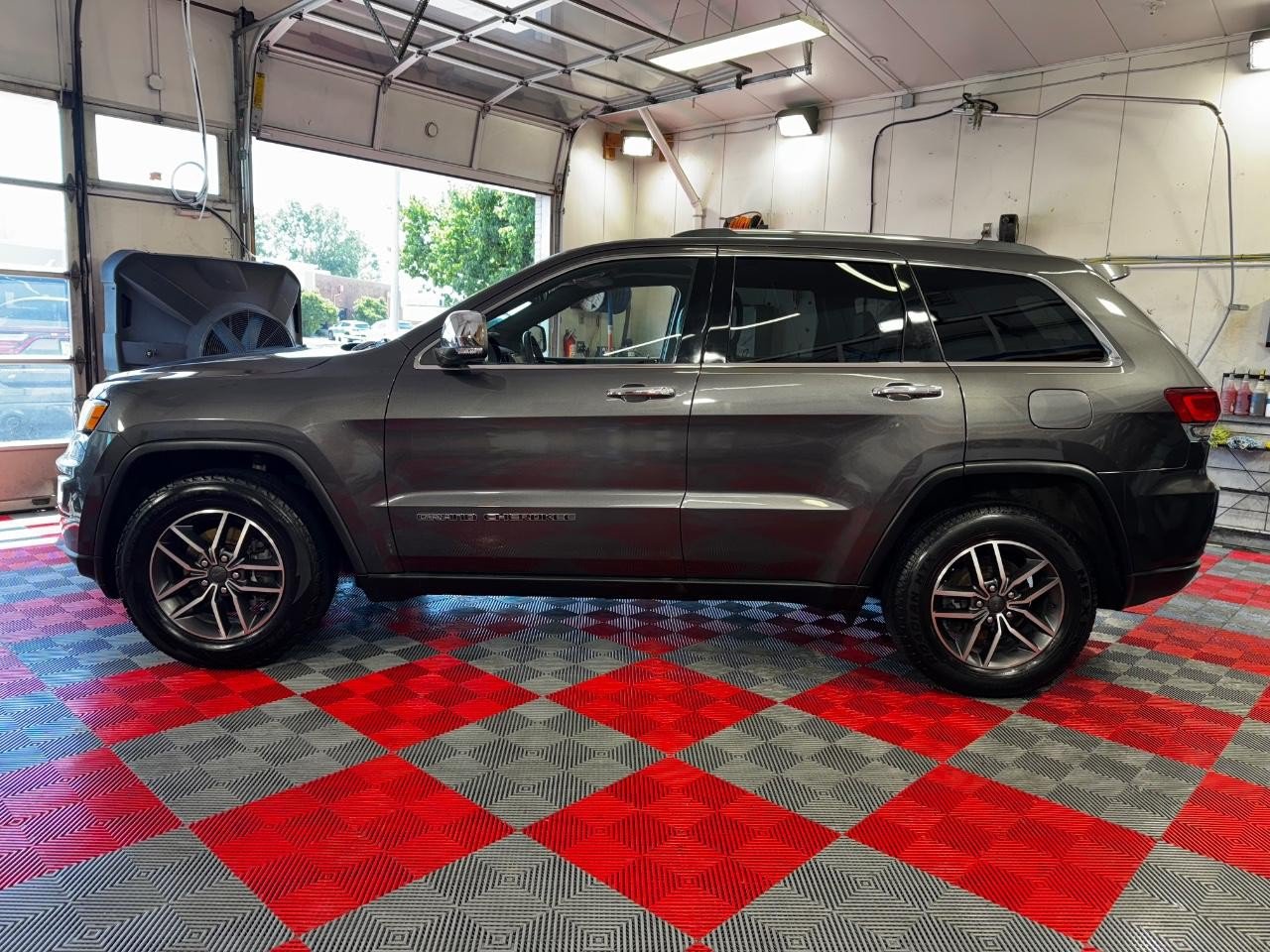 Used 2020 Jeep Grand Cherokee Limited AWD/4WD image 4
