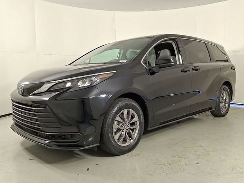 Certified 2024 Toyota Sienna LE image 3