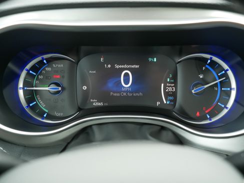 Used 2024 Chrysler Pacifica Premium FWD image 21