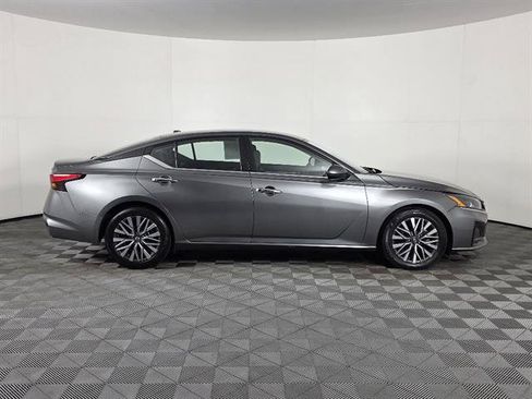 Used 2023 Nissan Altima 2.5 SV FWD image 2