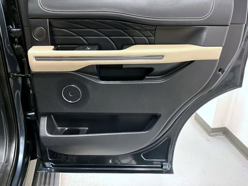 Used 2024 Ford Expedition Platinum image 18