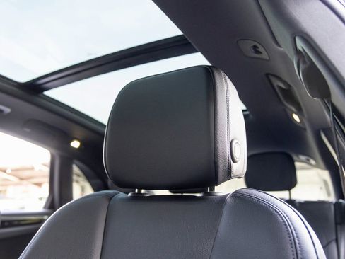Certified 2025 Porsche Macan AWD/4WD image 31