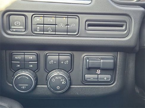 Used 2021 Chevrolet Suburban Z71 w/ Z71 Off-Road Package image 17