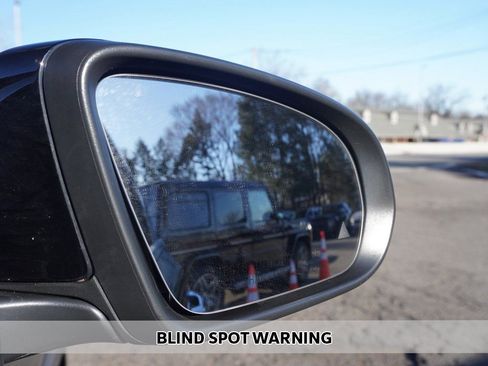 Used 2025 Mercedes-Benz GLB 250 4MATIC image 4