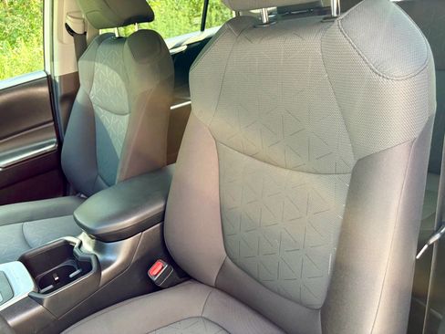 Used 2024 Toyota RAV4 XLE AWD/4WD image 4
