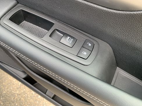 Used 2025 Chrysler Pacifica Select FWD image 37