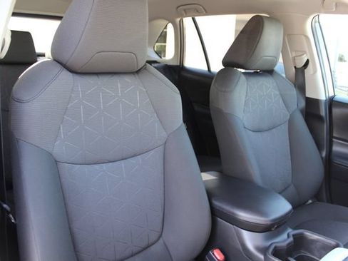 Certified 2022 Toyota RAV4 XLE FWD image 21