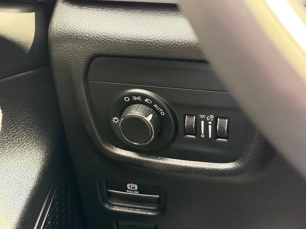 Used 2023 Jeep Grand Cherokee Laredo AWD/4WD image 18