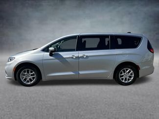 Used 2023 Chrysler Pacifica Touring-L FWD video 2