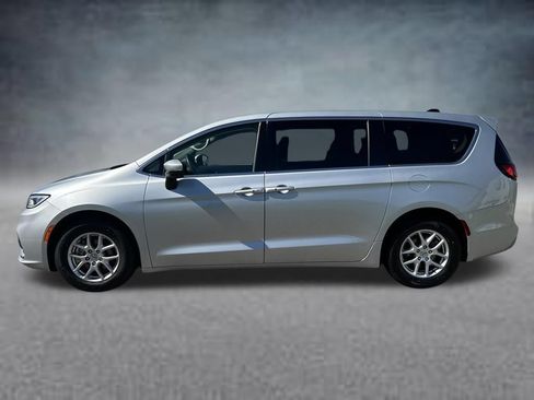 Used 2023 Chrysler Pacifica Touring-L FWD image 2