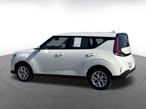 Used 2025 Kia Soul LX w/ LX Technology Package FWD image 10