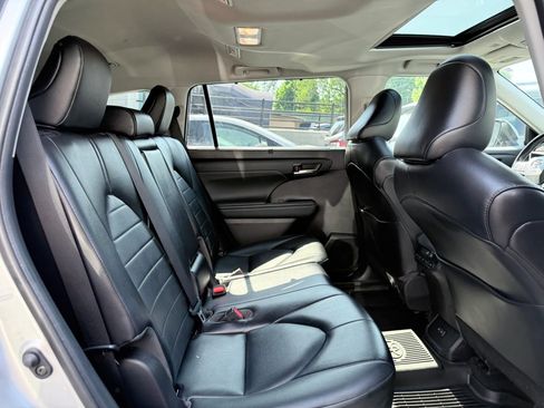 Used 2022 Toyota Highlander XLE AWD/4WD image 21