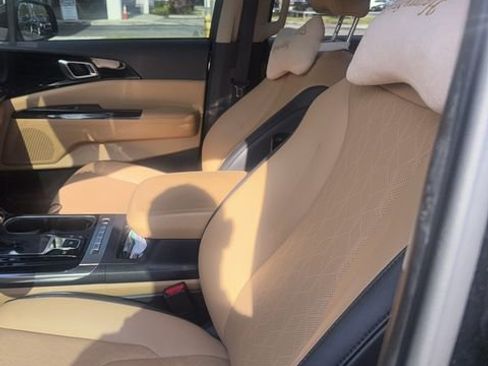Used 2024 Kia Carnival EX image 9