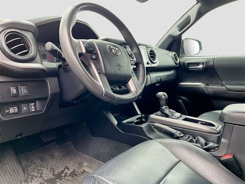 Used 2022 Toyota Tacoma TRD Off-Road w/ TRD Premium Off Road Package image 9