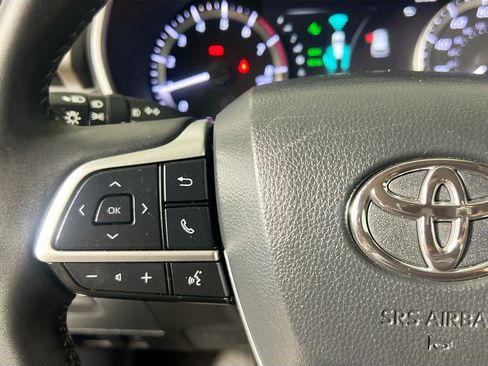 Used 2024 Toyota Highlander XLE FWD image 18